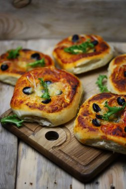 Tahta üzerinde ev yapımı mini pizzalar. Sağlıklı yemek..