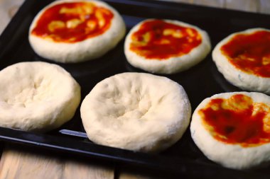 Mini pizza pişirme. Ev yapımı fast food..