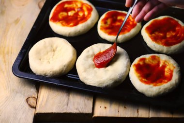 Mini pizza pişirme. Ev yapımı fast food..