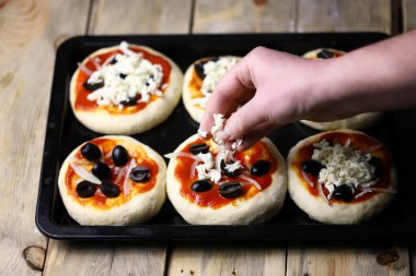 Mini pizza pişirme. Ev yapımı fast food..