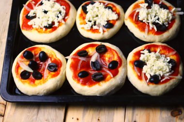 Mini pizza pişirme. Ev yapımı fast food..