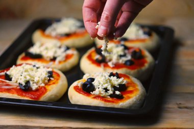 Mini pizza pişirme. Ev yapımı fast food..