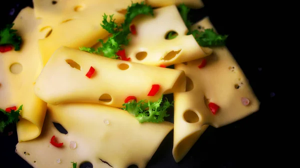 Fatias Queijo Maasdam Duro Fundo Escuro Queijo Com Furos — Fotografia de Stock