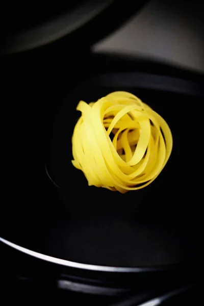 意大利面是用平底锅烹调的 用排开的勺子放上意大利面 — 图库照片