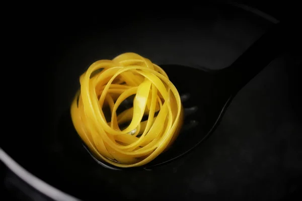 Fettuccine Tésztát Csészealjban Sütik Fettuccine Tészta Hasított Kanállal — Stock Fotó