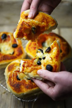 Mini pizza hazır. Taze ev yapımı pizzalar.