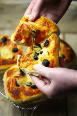 Mini pizza hazır. Taze ev yapımı pizzalar.