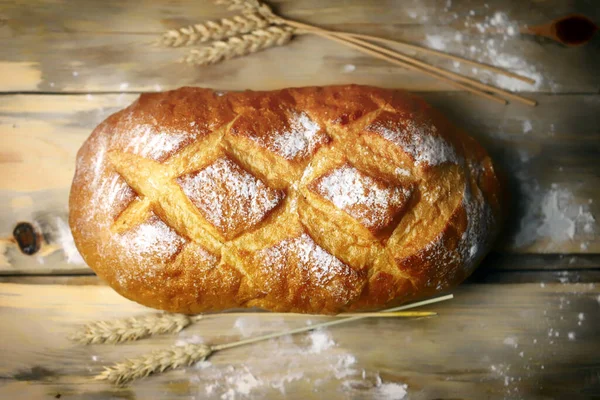 Selektivní Soustředění Čerstvý Pšeničný Chléb Dřevěné Ploše Čerstvý Bochník — Stock fotografie