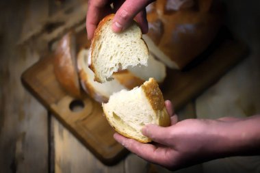 Makro. Ellerinde bir parça taze buğday ekmeği. Taze ekmek..
