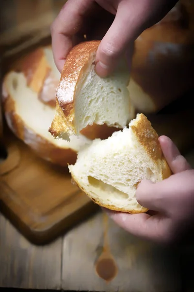 Макро Кусок Свежего Пшеничного Хлеба Руках Свежий Хлеб — стоковое фото