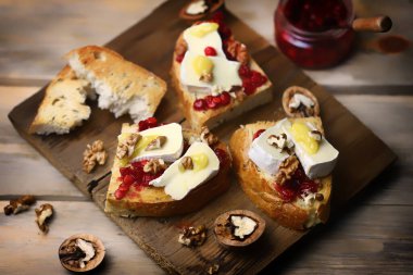 Reçelli ve peynirli sağlıklı tost. Keto atıştırmalığı. Diyet yemek..