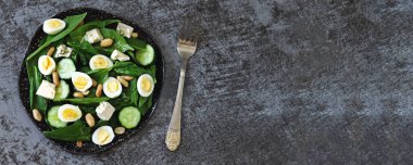 Ispanaklı salata, bıldırcın yumurtası ve fıstık. Keto Salatası. Sağlıklı beslenme.