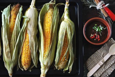Yapraklarda pişmiş mısır. İştah açıcı kızarmış mısır.