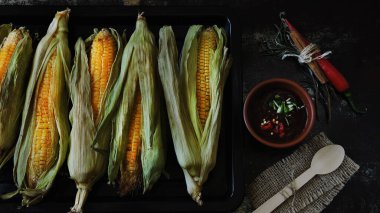 Yapraklarda pişmiş mısır. İştah açıcı kızarmış mısır.