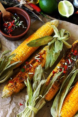 Baharatlı soslu ızgara mısır koçanı..