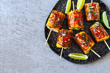 Çubuklu mısır parçaları ve Meksika sosu. Sos içinde baharatlı mısır. Sağlıklı beslenme atıştırması.