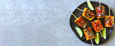 Çubuklu mısır parçaları ve Meksika sosu. Sos içinde baharatlı mısır. Sağlıklı beslenme atıştırması.