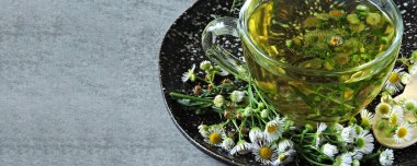 Taze papatya çayı. Bitkisel detoks içeceği. Keto çayı Keto diyeti. Düz yatıyordu.