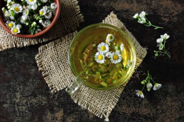 Cam bardakta papatya çayı..