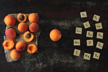 Olgun kayısılar ve içlerinde bulunan vitamin ve mikro elementlerin isimleri..