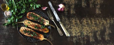 Bitki ve sarımsaklı fırında patlıcan. Izgara patlıcan. Vejetaryen yemeği. Sağlıklı çerez.