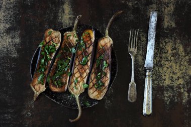 Sarımsaklı ve otlu fırında patlıcan. Sağlıklı yiyecekler. Izgara sebze..