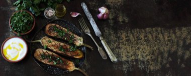 Bitki ve sarımsaklı fırında patlıcan. Izgara patlıcan. Vejetaryen yemeği. Sağlıklı çerez.