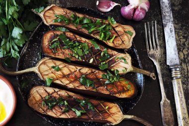 Sarımsaklı ve otlu fırında patlıcan. Sağlıklı yiyecekler. Izgara sebze..