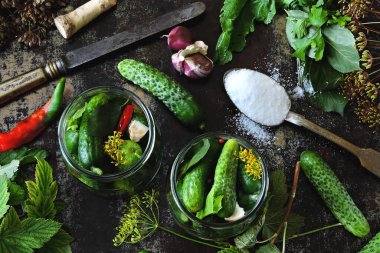 Salatalık turşusu. Salatalık turşusu. Kavanozlarda, baharatlarda, tuzlarda ve otlarda salatalıklar.