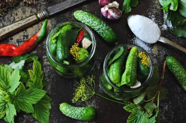 Salatalık turşusu. Salatalık turşusu. Kavanozlarda, baharatlarda, tuzlarda ve otlarda salatalıklar.