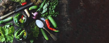 Salatalık turşusu. Salatalık turşusu. Kavanozlarda, baharatlarda, tuzlarda ve otlarda salatalıklar.