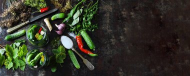 Salatalık ve baharatlı kavanozlar. Ev yemeği. Salatalık turşusu. Ürünlerin fermantasyonu.