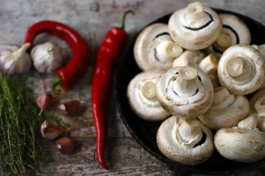 Seçici odaklanma. Pişirmeden önce tavada mantar var. Vejetaryen yemeği pişirmek..