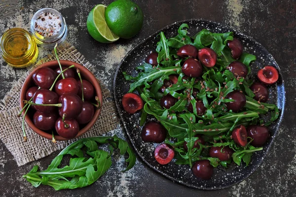 Hälsosam Sallad Med Ruccola Och Körsbär Kost Mat Vegansk Mat — Stockfoto