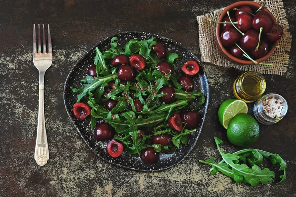 Kirazlı Roka Aromalı Sağlıklı Diyet Salatası Spor Salatası Çiğ Diyet — Stok fotoğraf