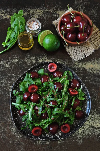 Salada Dietética Saudável Com Cerejas Doces Arugula Salada Fitness Dieta — Fotografia de Stock