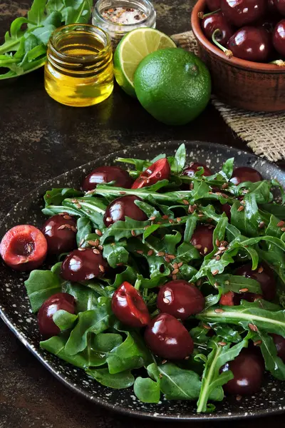 Arugula Kirazlı Sağlıklı Salata Diyet Yemek Vejetaryen Yemeği — Stok fotoğraf