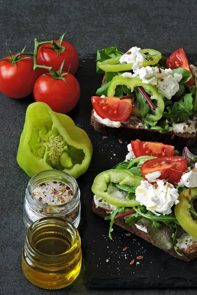 Pâine Prăjită Sănătoasă Salată Legume Brânză Albă — Fotografie, imagine de stoc