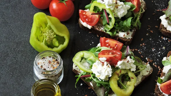 Pâine Prăjită Sănătoasă Salată Legume Brânză Albă — Fotografie, imagine de stoc