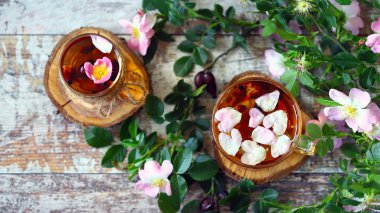 Bir fincan çayın içinde gül yaprakları. Gül çayı..