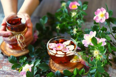 Bir fincan çayın içinde gül yaprakları. Gül çayı..