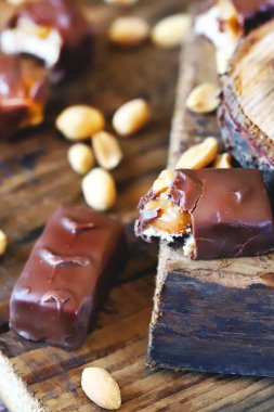 Fıstıklı çikolata ve ahşap arka planda karamel..