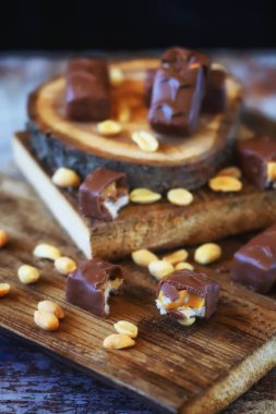 Fıstıklı çikolata ve ahşap arka planda karamel..