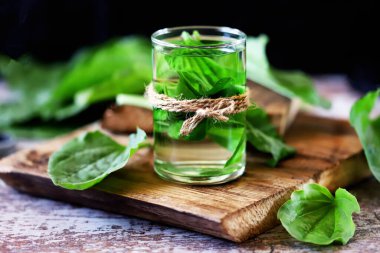 Muz yaprağı içeceği. Taze muz yaprakları. Sağlıklı bir öksürük şurubu. Soğuk algınlığı için bitkisel ilaçlar.