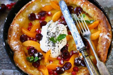 Böğürtlenli ve yoğurtlu Hollanda usulü krep. Lezzetli popüler tatlı..