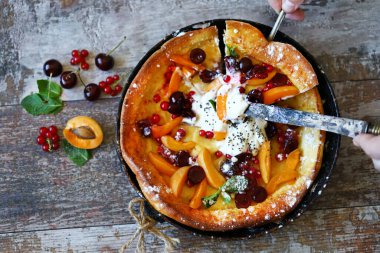 Böğürtlenli ve yoğurtlu Hollanda usulü krep. Lezzetli popüler tatlı..