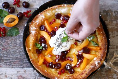 Böğürtlenli ve yoğurtlu Hollanda usulü krep. Lezzetli popüler tatlı..