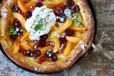 Böğürtlenli ve yoğurtlu Hollanda usulü krep. Lezzetli popüler tatlı..