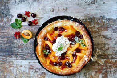 Böğürtlenli ve yoğurtlu Hollanda usulü krep. Lezzetli popüler tatlı..