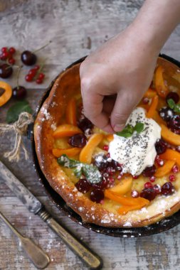 Böğürtlenli ve yoğurtlu Hollanda usulü krep. Lezzetli popüler tatlı..